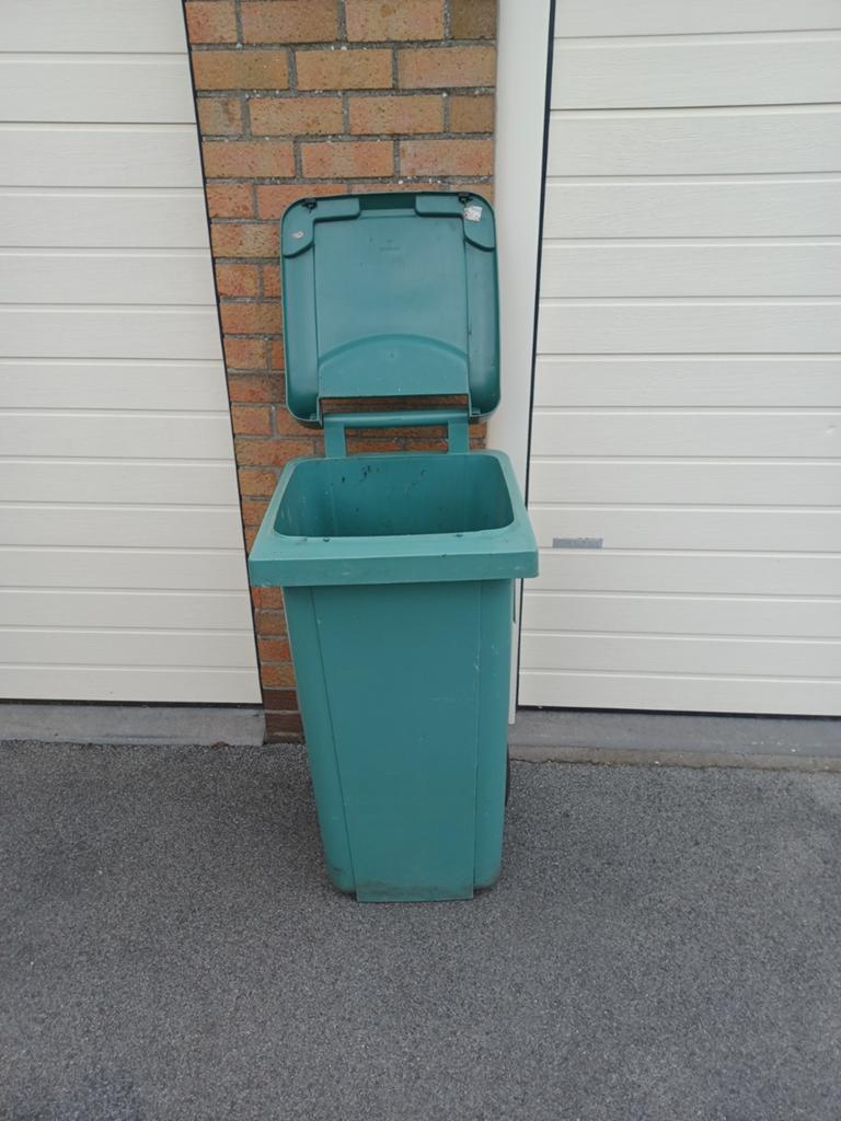 Vuilniscontainer op wielen met deksel op 120liter pr28euro, Enlèvement