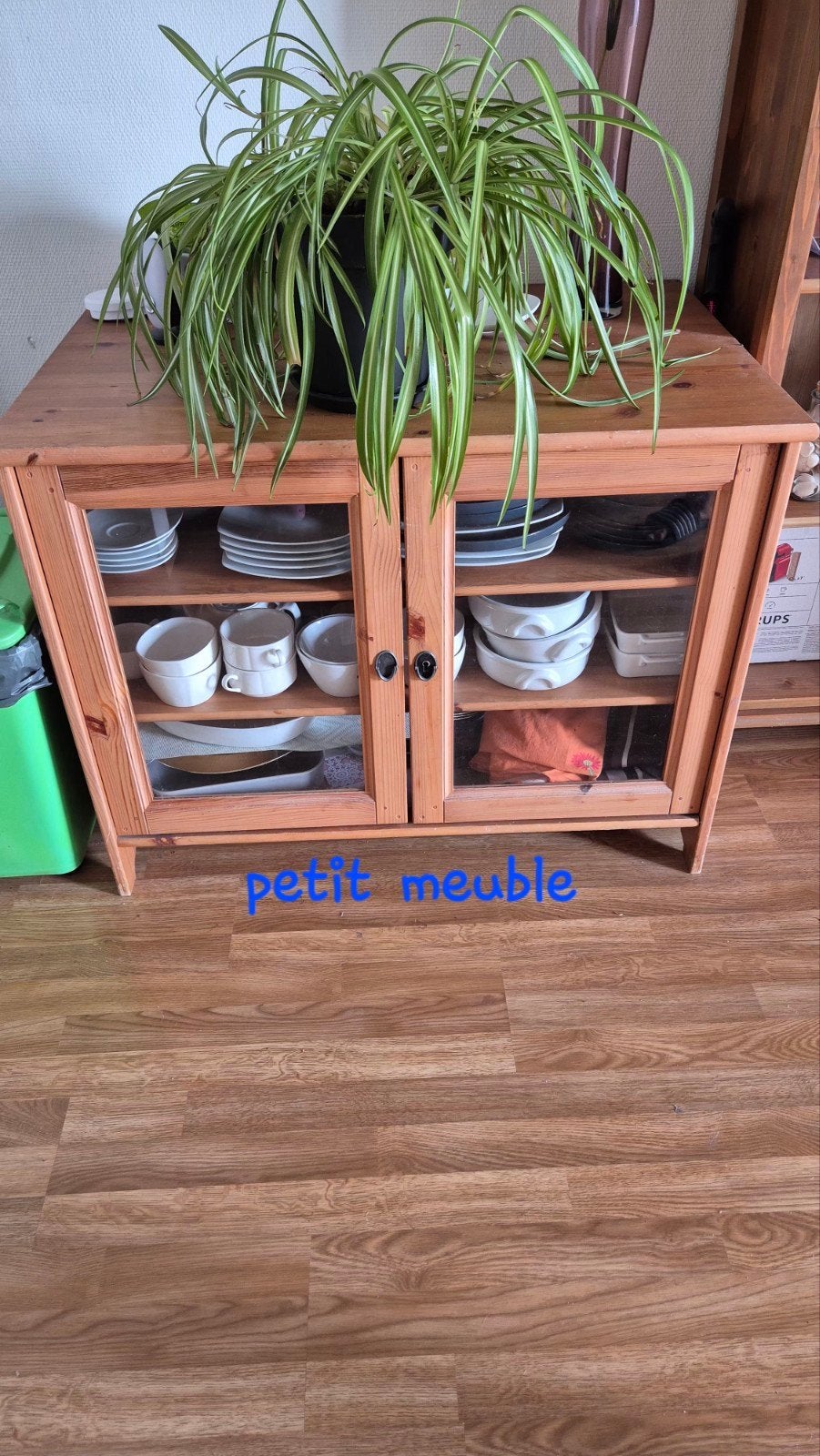 boekenkast en kleine meubels, vitrines van massief hout te k, Huis en Inrichting, Kasten | Vitrinekasten