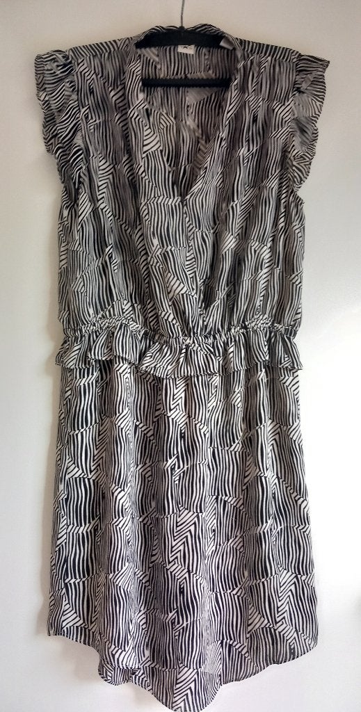 Robe midi blanc/noire Scotch & Soda - volants-36- impeccable, Vêtements | Femmes, Enlèvement ou Envoi, Scotch & Soda, Comme neuf