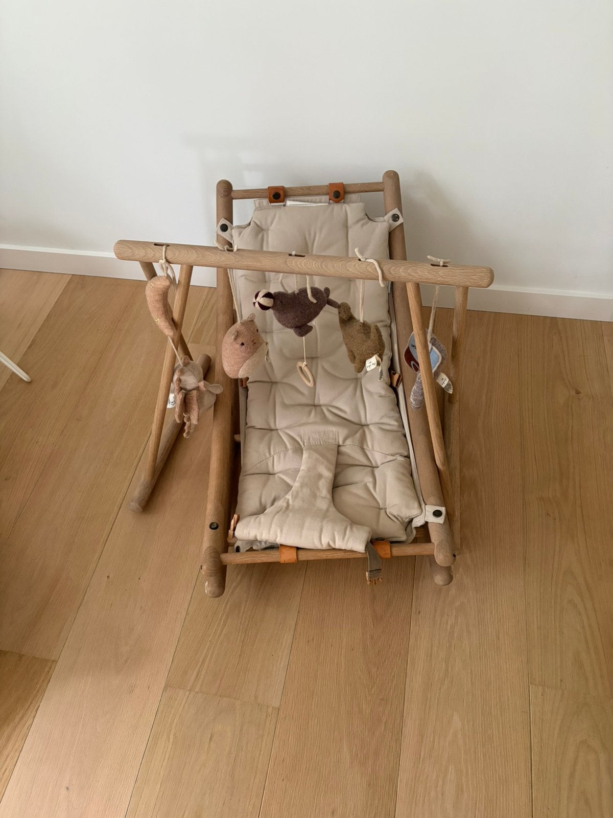 Oliver furniture babystoeltje met speelboog konges slojd, Enlèvement, Comme neuf