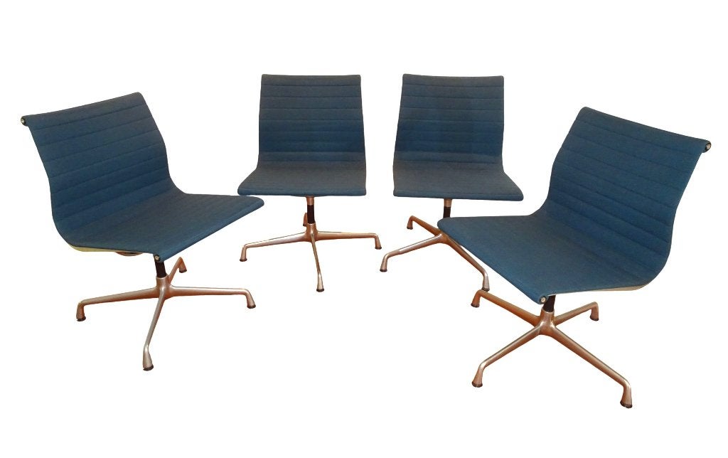 Veilinghuis Oranje 4 chaises bleues rétro Design Eames Vitra, Retro Vintage Design  Charles & Ray Eames door Vitra, Enlèvement