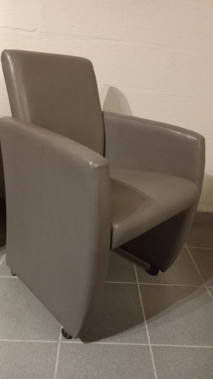 4 eetkamer stoelen met wieltjes Taupe kunstleer, Enlèvement, Utilisé, Cuir, Quatre