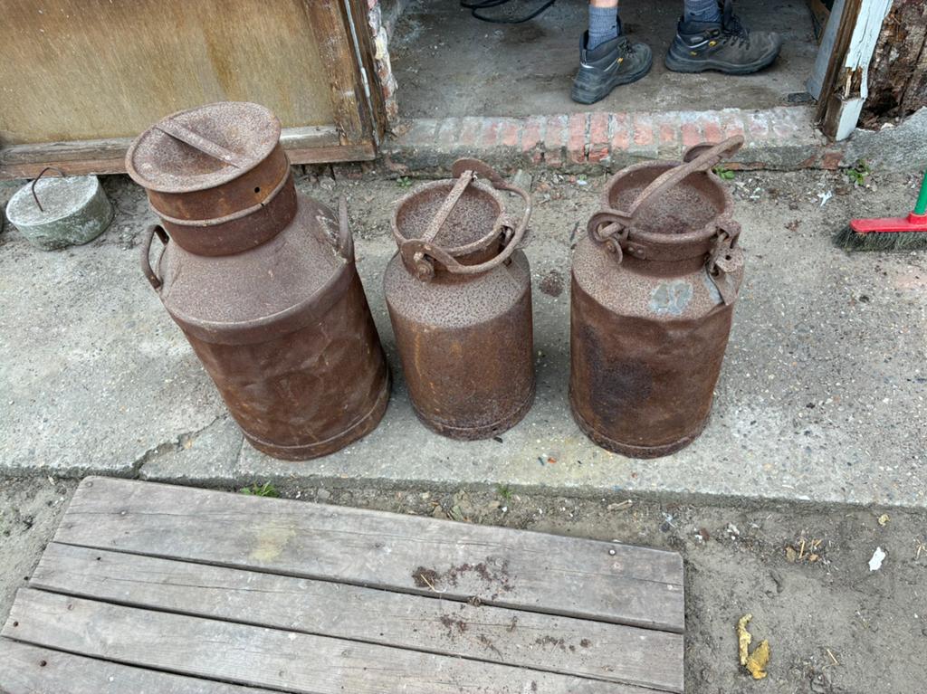3 antieke ijzeren melkkannen, Ophalen