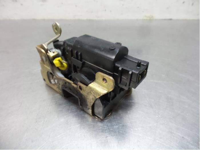 Serrure portière mécanique 2portes gauche d'un Nissan Kubi, -, Utilisé, -, Nissan