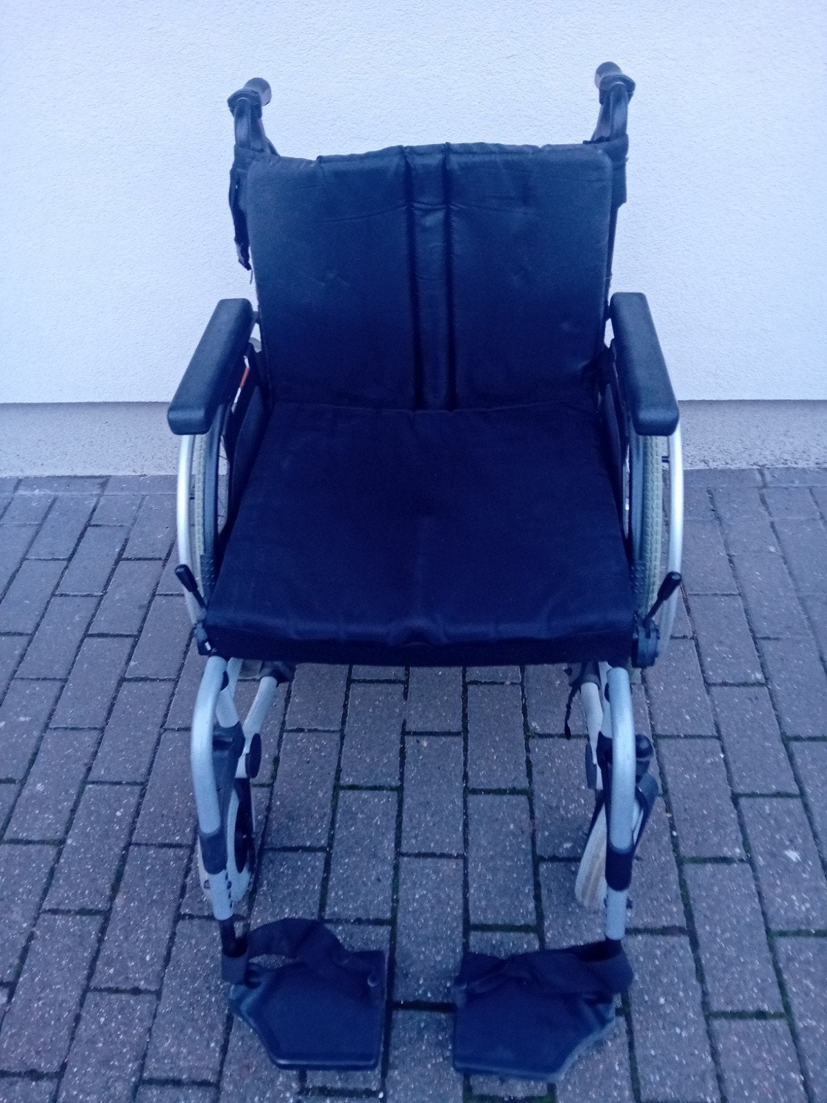 chaise roulante XL assise 54 cm comme neuve pliable et compl, Enlèvement