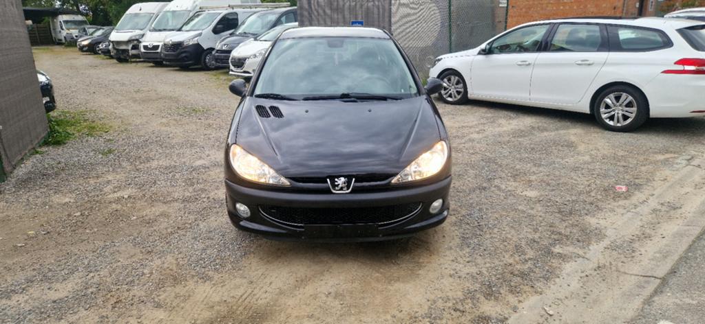 PEUGEOT 206 BENZINE 5-DEURS AIRCO CARPLAY 70.000KM NIEUWSTAA, Auto's, Voorwielaandrijving, Stof, 4 cilinders, USB