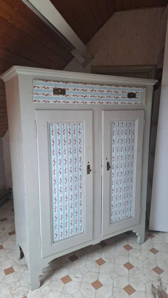 Armoire rétro légère en bois, Antiquités & Art, Antiquités | Meubles | Armoires, Enlèvement