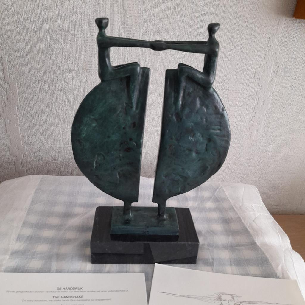 Bronzen kunstwerk Corry Ammerlaan - De Handdruk., Ophalen