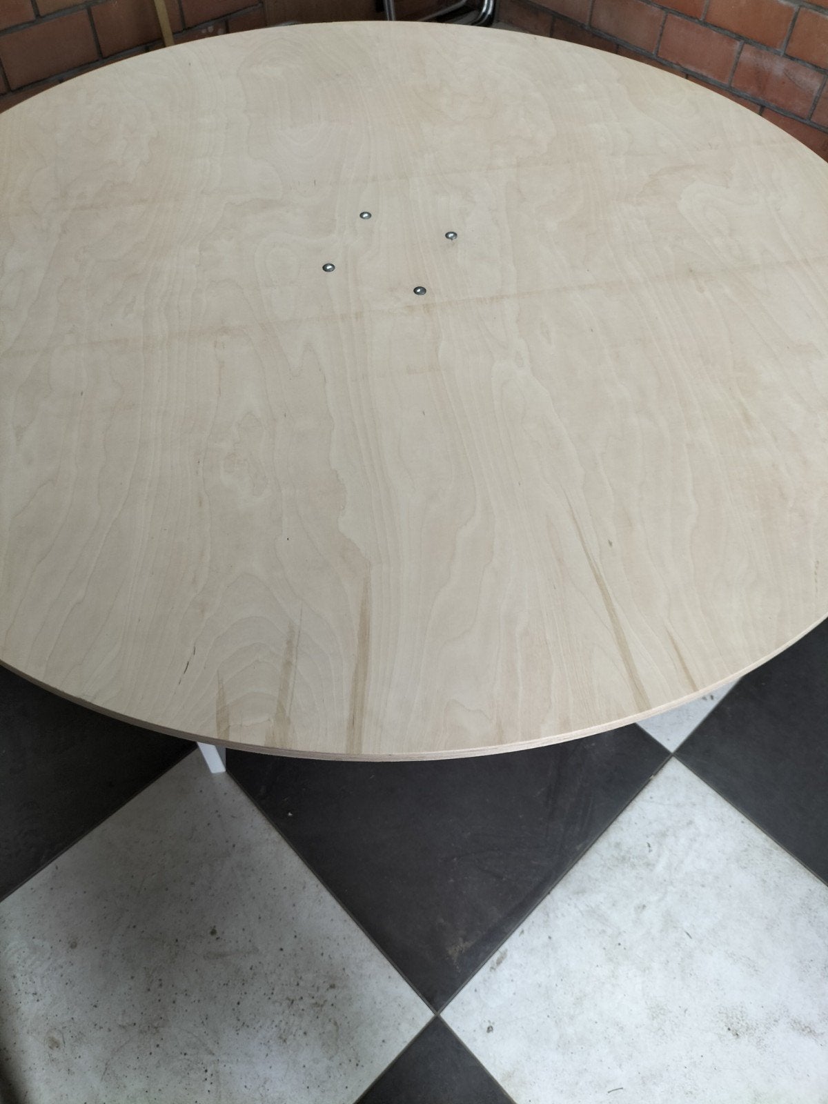 Ronde tafel dat ronddraait, Enlèvement