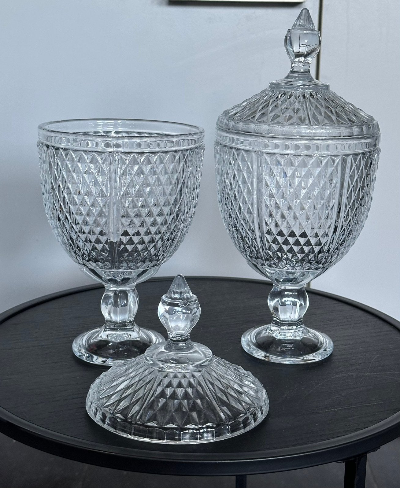 Bonbonnières en verre neuves, Enlèvement