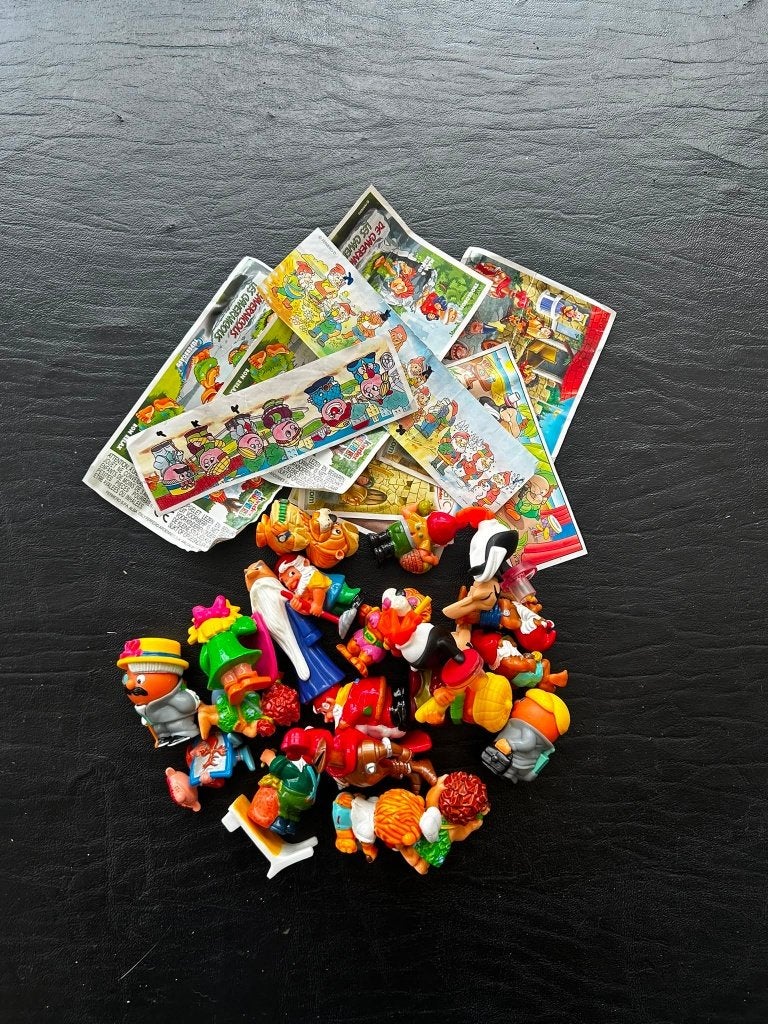 Lot 2 vintage Kinder Surprise speeltjes + bijsluiters, Verzamelen, Verrassingseieren, Ophalen of Verzenden, Zo goed als nieuw