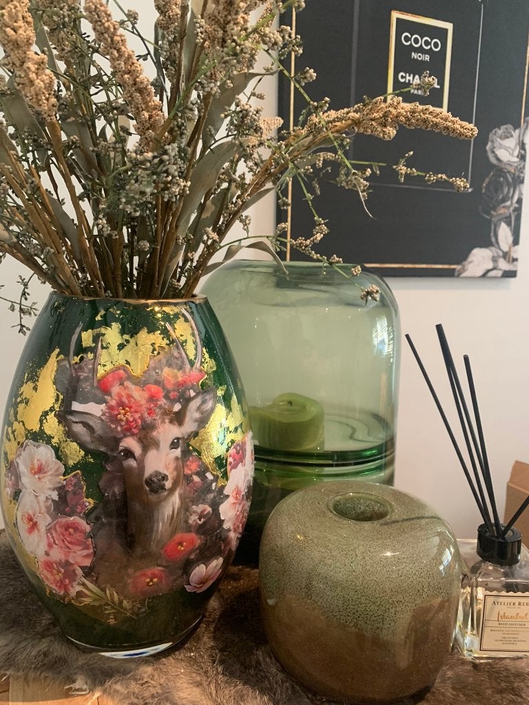 Handgedecoreerde vaas met herten, Nieuw, Ophalen of Verzenden, Glas, Geschikt voor droogbloemen