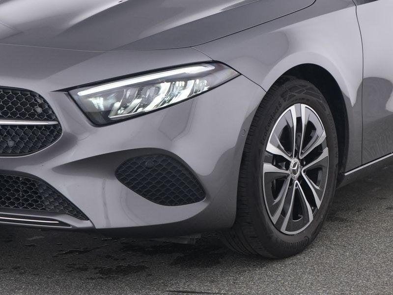 Mercedes-Benz A-Klasse 180 Hatchback Luxury Line | Smartphon, Auto's, Stof, Zwart, 4 cilinders, Bedrijf