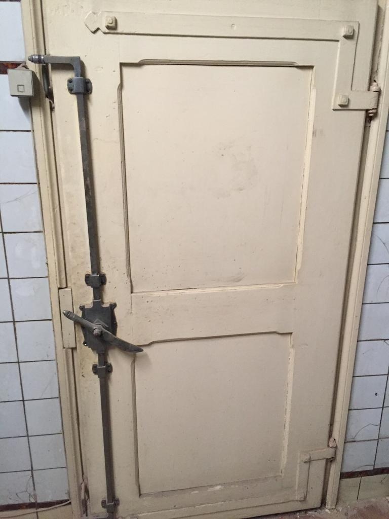 Massief houten deur uit een oude koelkamer, Ophalen, Gebruikt