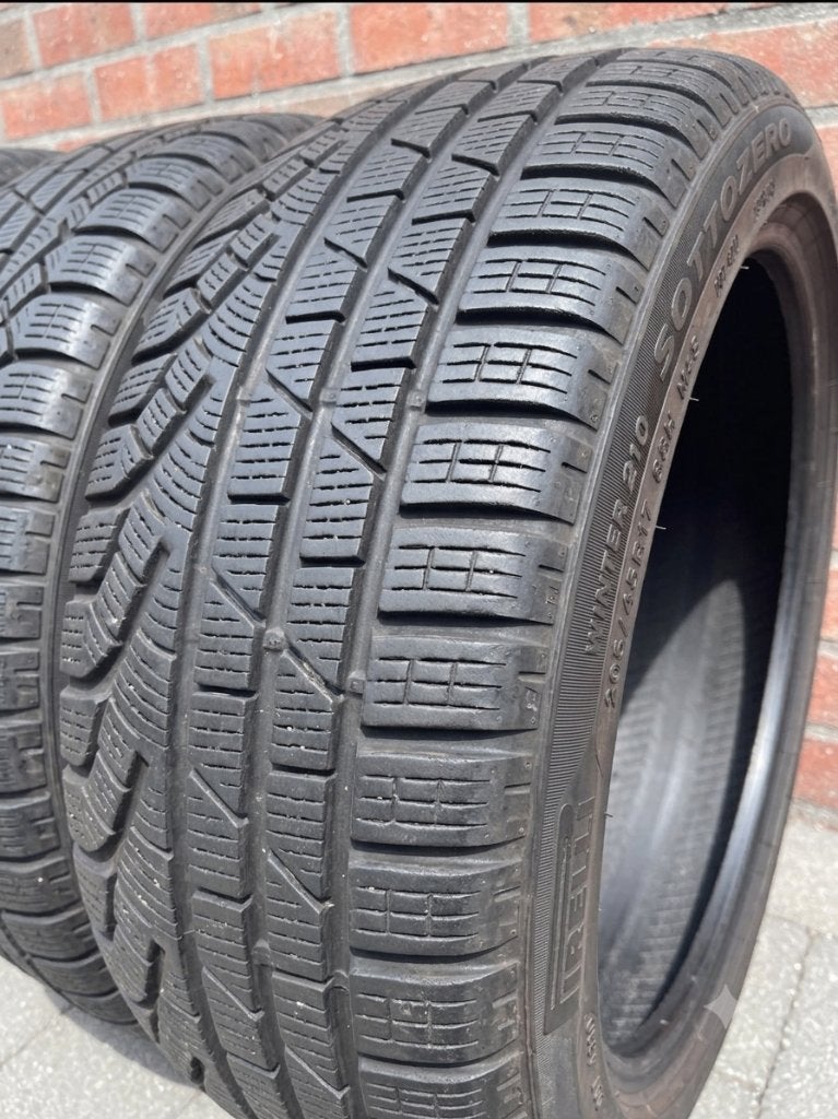 Complete Set Pirelli Winterbanden 205/45R17 - Vrijwel Nieuw, Auto-onderdelen, Banden en Velgen, Ophalen, Gebruikt, 17 inch, Band(en)