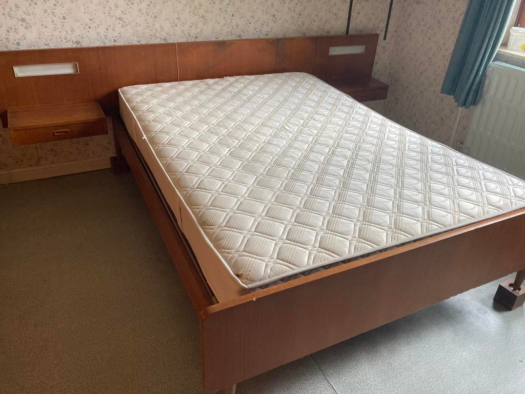 Lit double avec sommier et matelas, Brun, Enlèvement, Utilisé, 120 cm