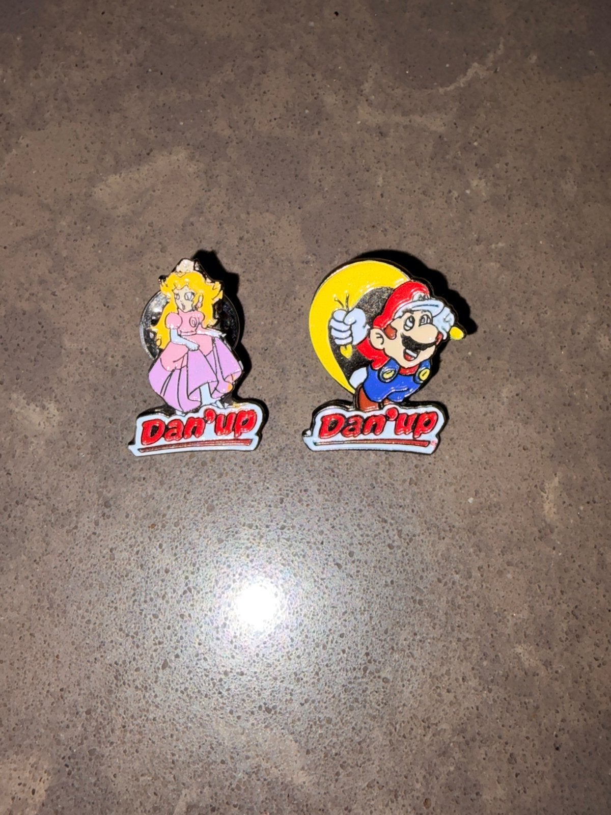 2 pins Nintendo Dan'up Super Mario en Prinses Peach 1999, Collections, Enlèvement ou Envoi, Comme neuf