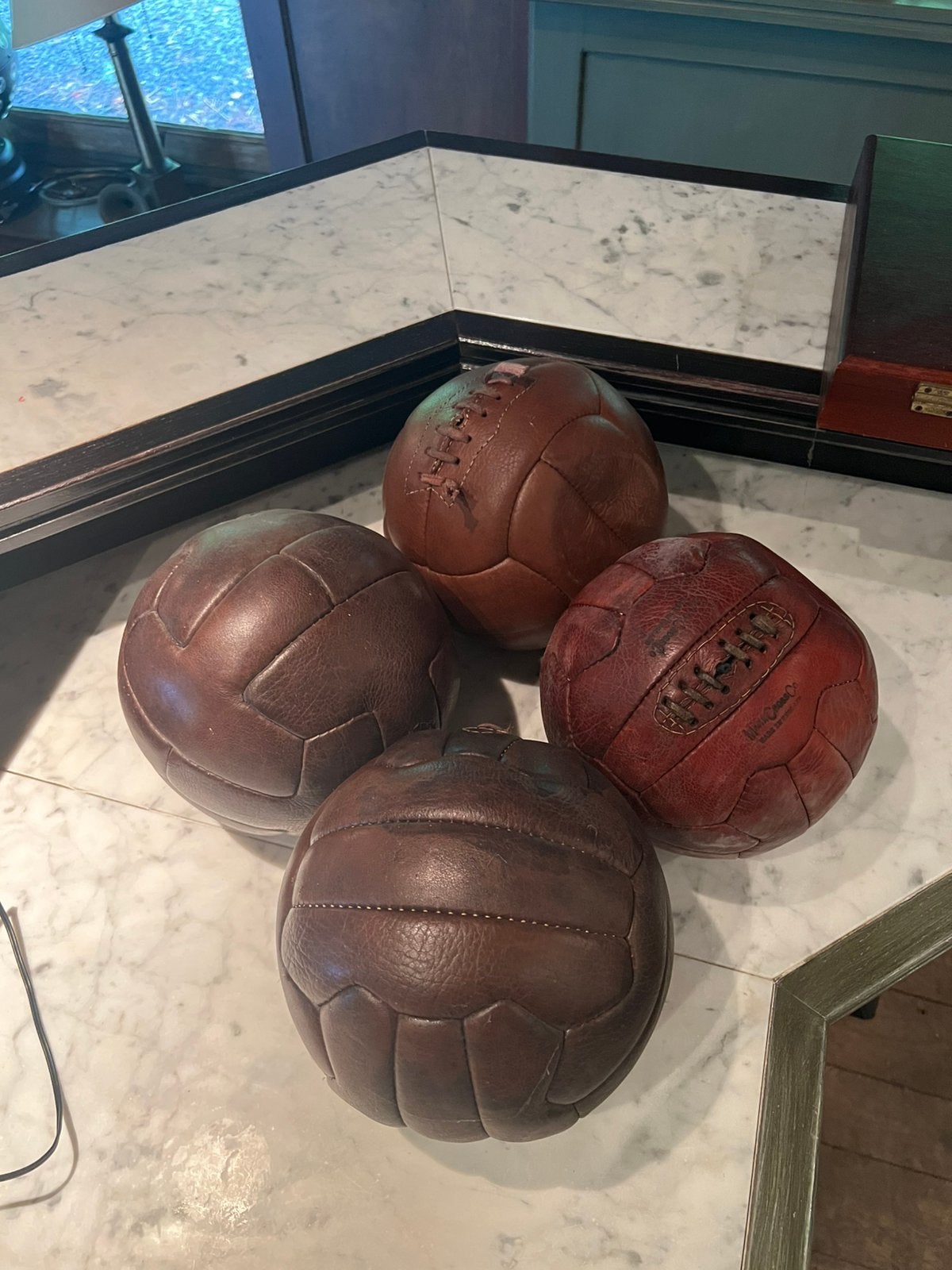 Oude lederen voetballen, Ophalen, Zo goed als nieuw