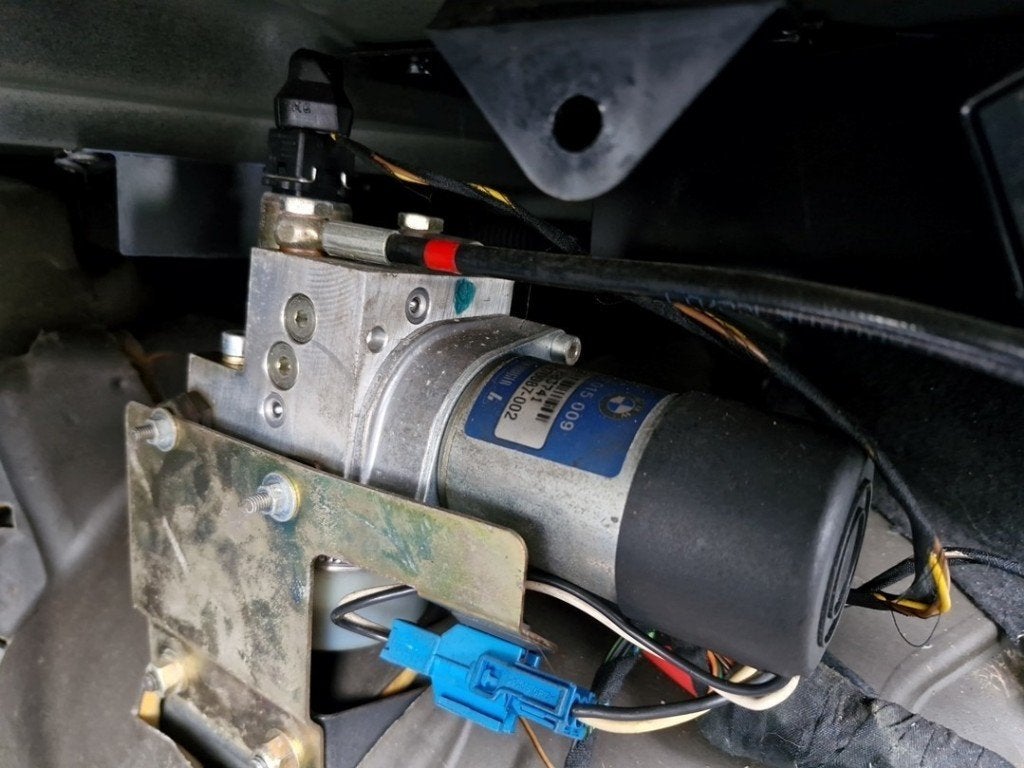POMPE HYDRAULIQUE BMW 7 serie (E65 / E66 / E67), Utilisé, BMW, Petuelring 130
80809  München, DE, Bayerische Motoren Werke AG