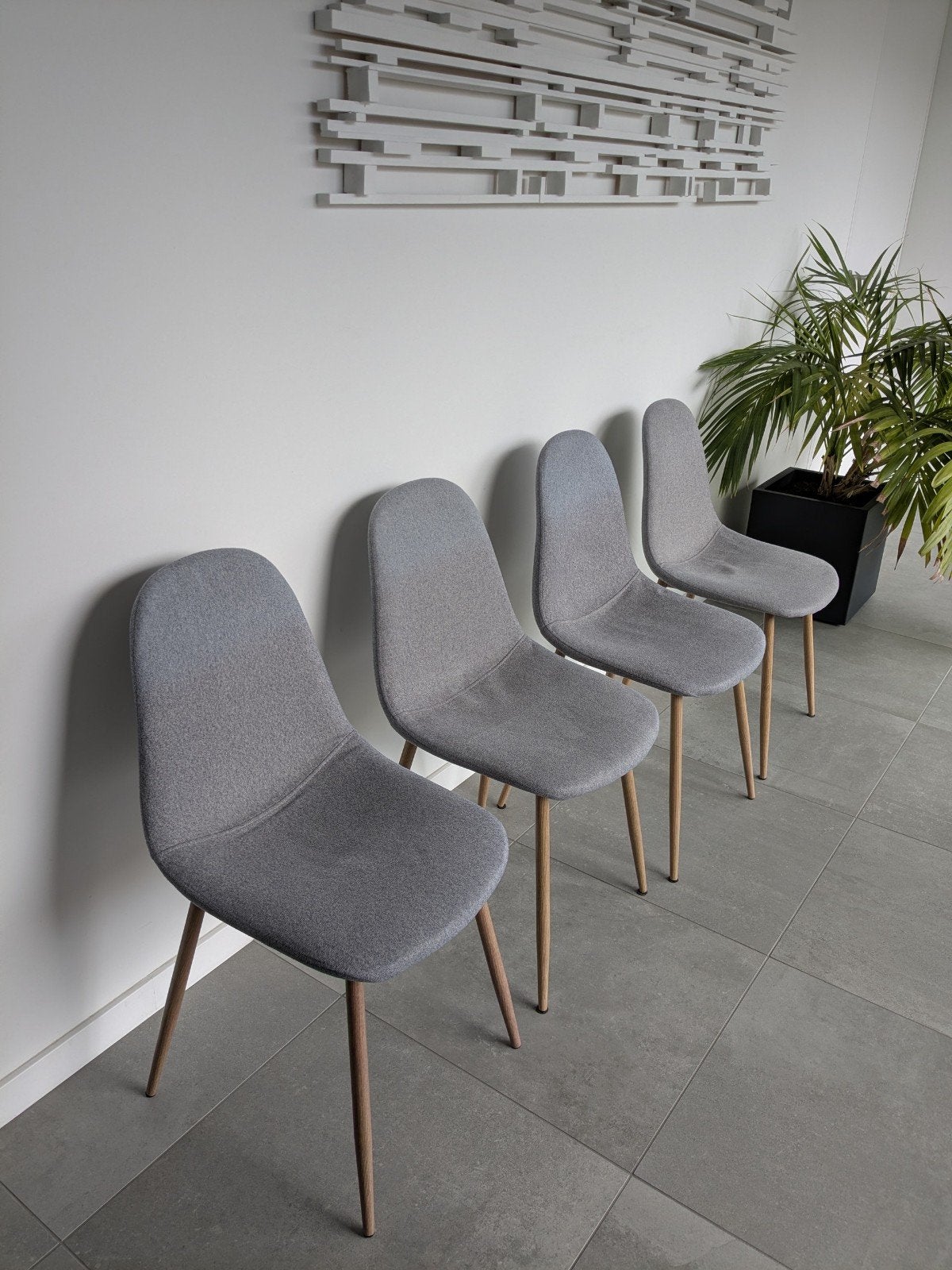 4 moderne stoelen stoffen zitting en metalen poten houtlook, Huis en Inrichting, Stoelen, Ophalen, Gebruikt, Vier, Stof