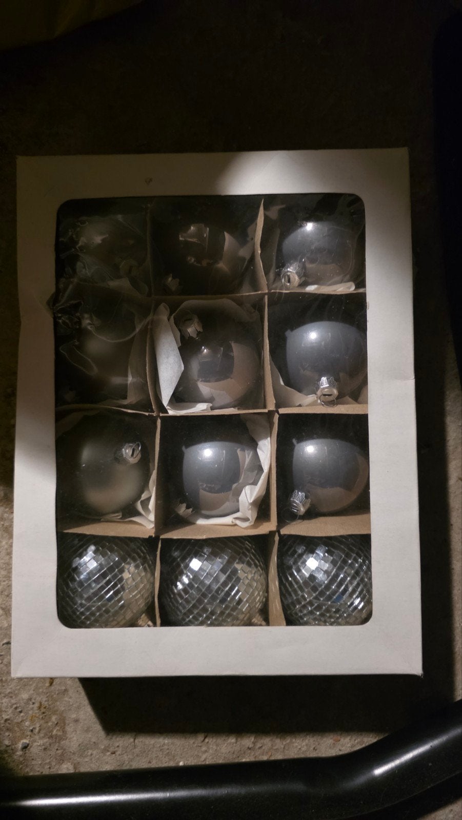 ​Grote partij glazen kerstballen in dozen Zilver Grijs wit, Ophalen of Verzenden, Nieuw