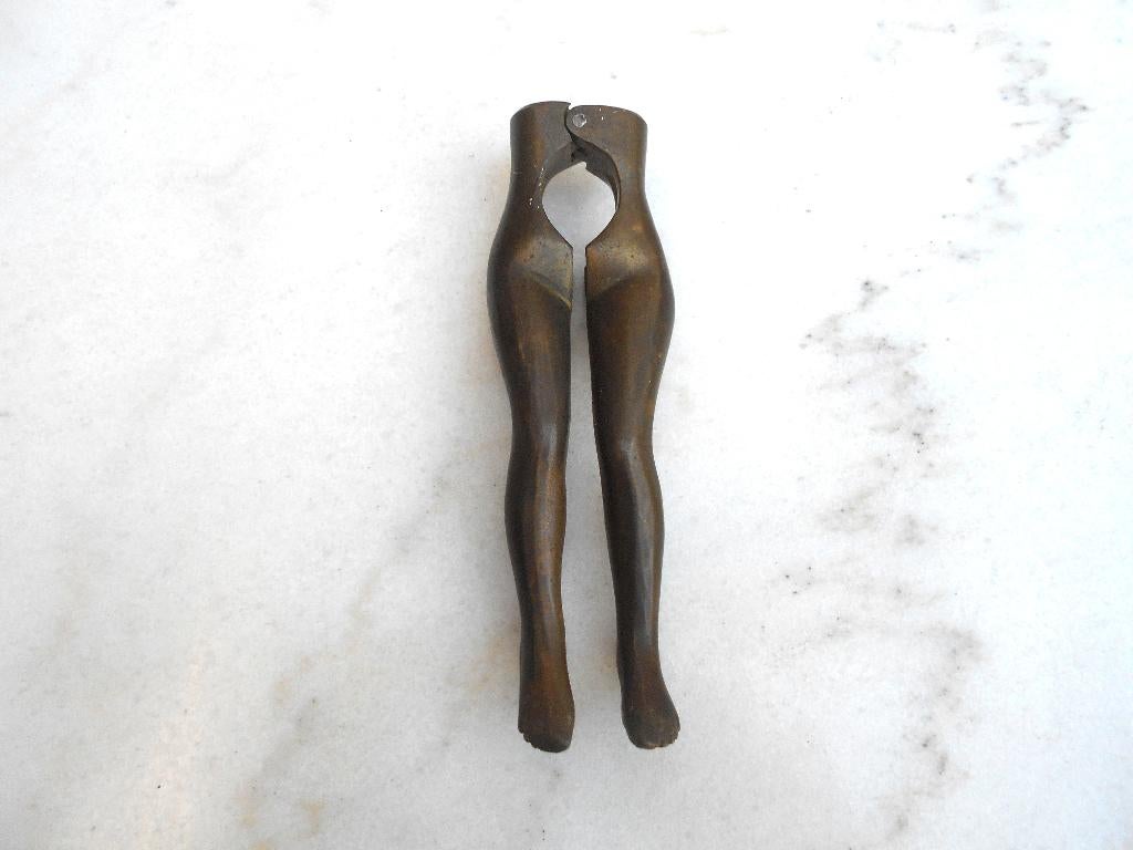 ancien casse noix en bronze (1900) jambes de femmes, Enlèvement ou Envoi