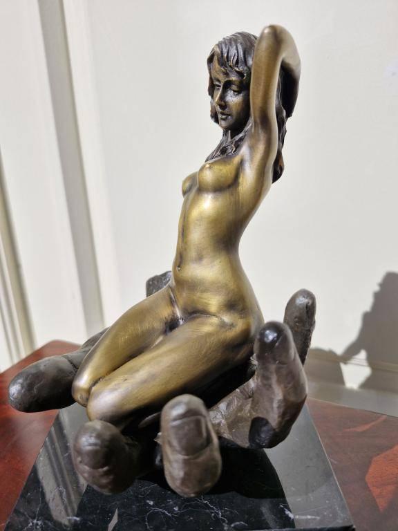 pikante vrouw op hand , brons beeld, Ophalen of Verzenden, Brons, Beeld, Overige stijlen