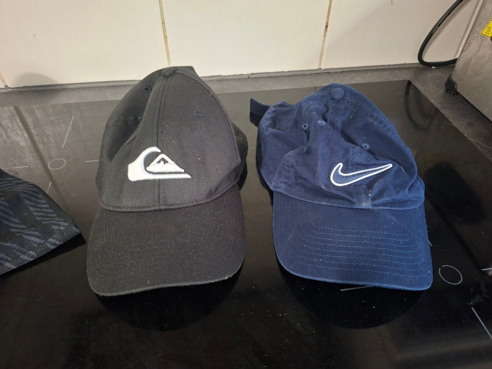 nike pet.  en quicksilverpet, Ophalen of Verzenden, Pet, Adidas, 58 of 59 cm (L, 7¼ of ⅜ inch)