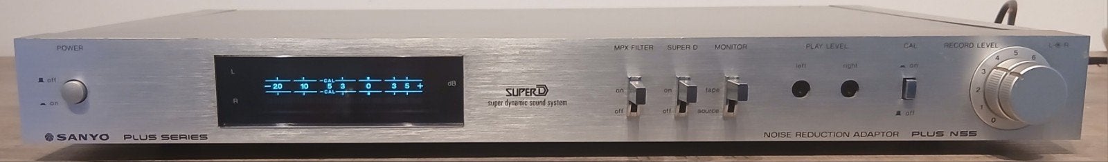 Sanyo Plus N55 Super D Noise Reduction Adaptor – NIEUWSTAAT, Audio, Tv en Foto, Versterkers en Ontvangers, Ophalen