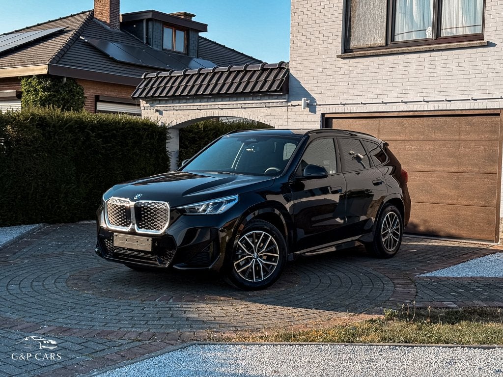 BMW iX1 eDrive20 M Sport/2026/Shadow Line/Alcantara/Camera, Autos, 1940 kg, Achat, Entreprise, Noir