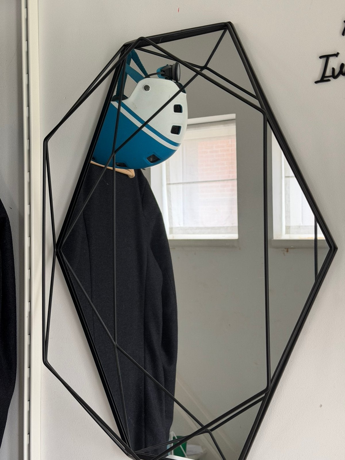 Umbra Prisma wandspiegel met zwart metaal, Huis en Inrichting, Woonaccessoires | Spiegels, Ophalen, Zo goed als nieuw