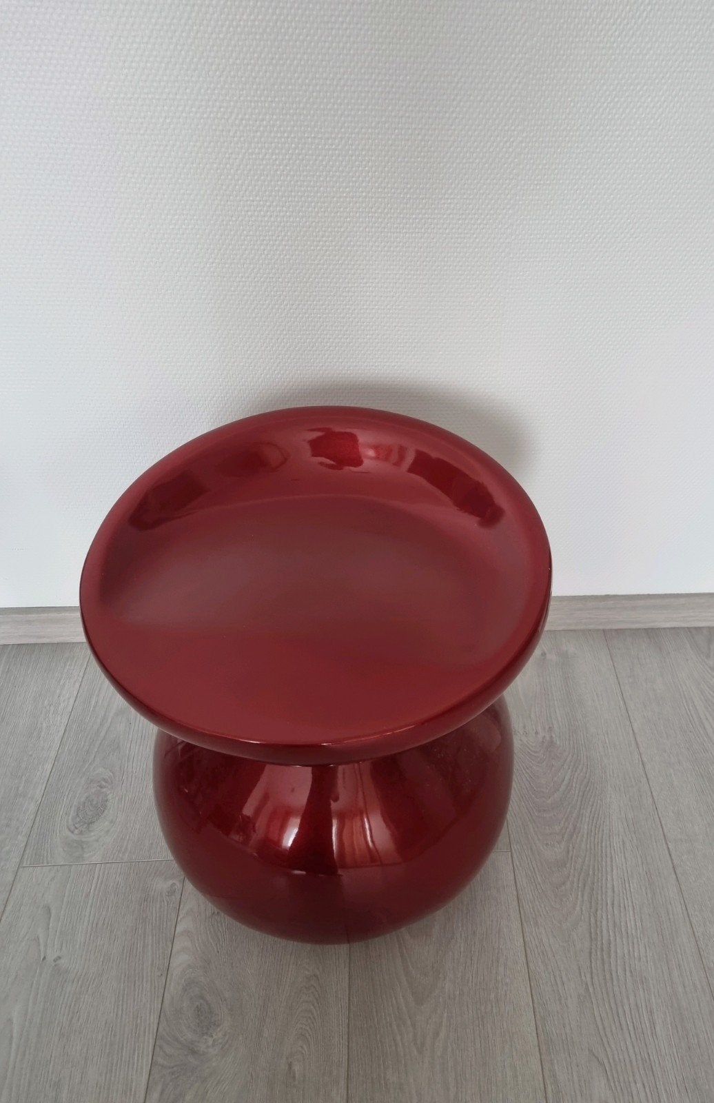 Beau tabouret rouge, Enlèvement