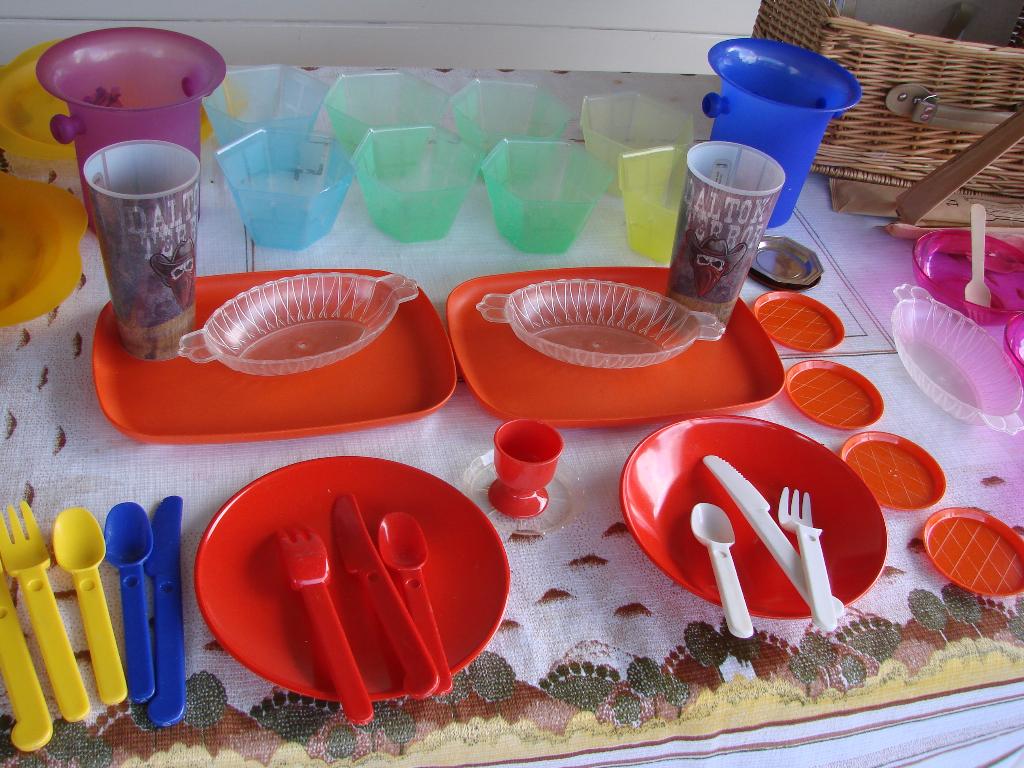 picknickmand met plastiek eetgerief, Enlèvement, Utilisé