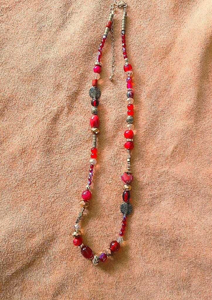 Te koop: Nieuwe rode ketting met goudkleurige details., Handtassen en Accessoires, Ophalen, Overige materialen, Verstelbaar, Nieuw