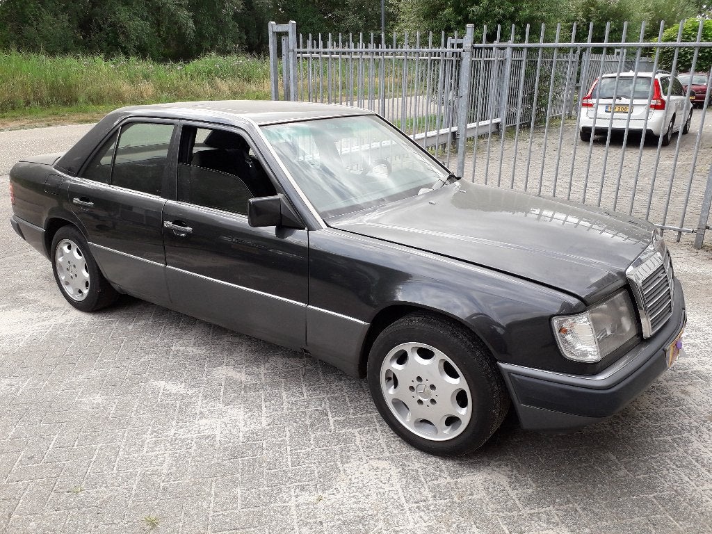 mercedes w124 300E 1989, Auto's, 4 deurs, Achterwielaandrijving, Zwart, Zwart