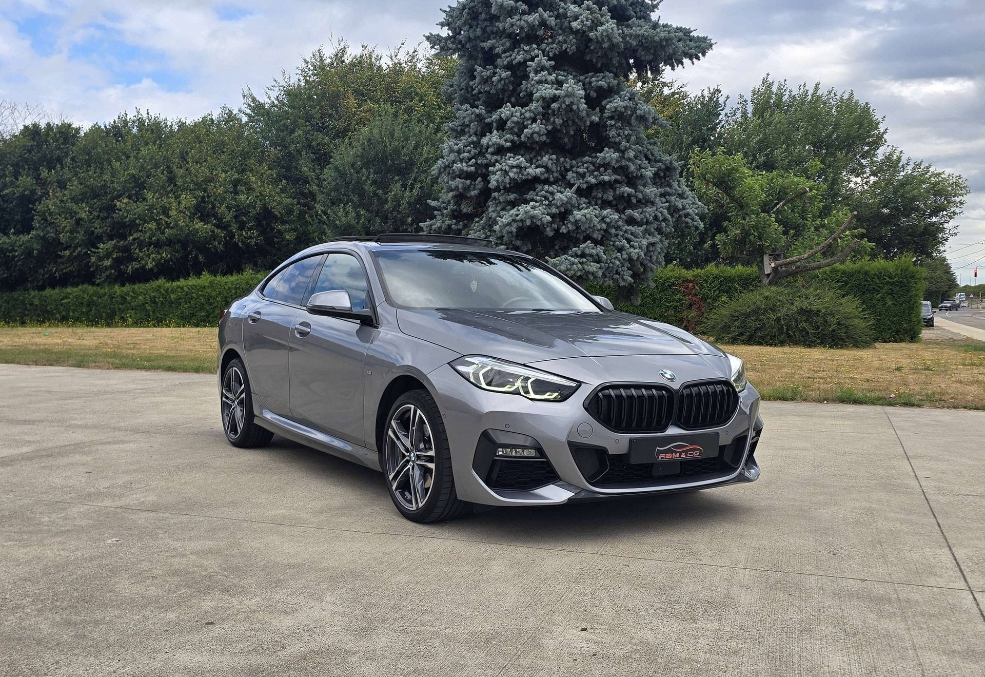 BMW 218 i Gran Coupe * Pack M - CAM - CarPlay * GAR 12M, Auto's, Dealer onderhouden, Gebruikt, 110 g/km, 136 pk
