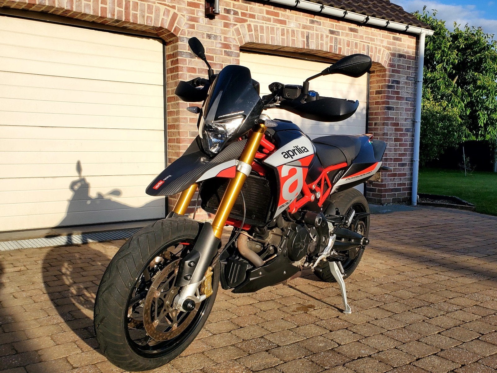 Aprilia Dorsoduro 900, 2 cilinders, Motorrijbewijs A, 900 cc, Particulier