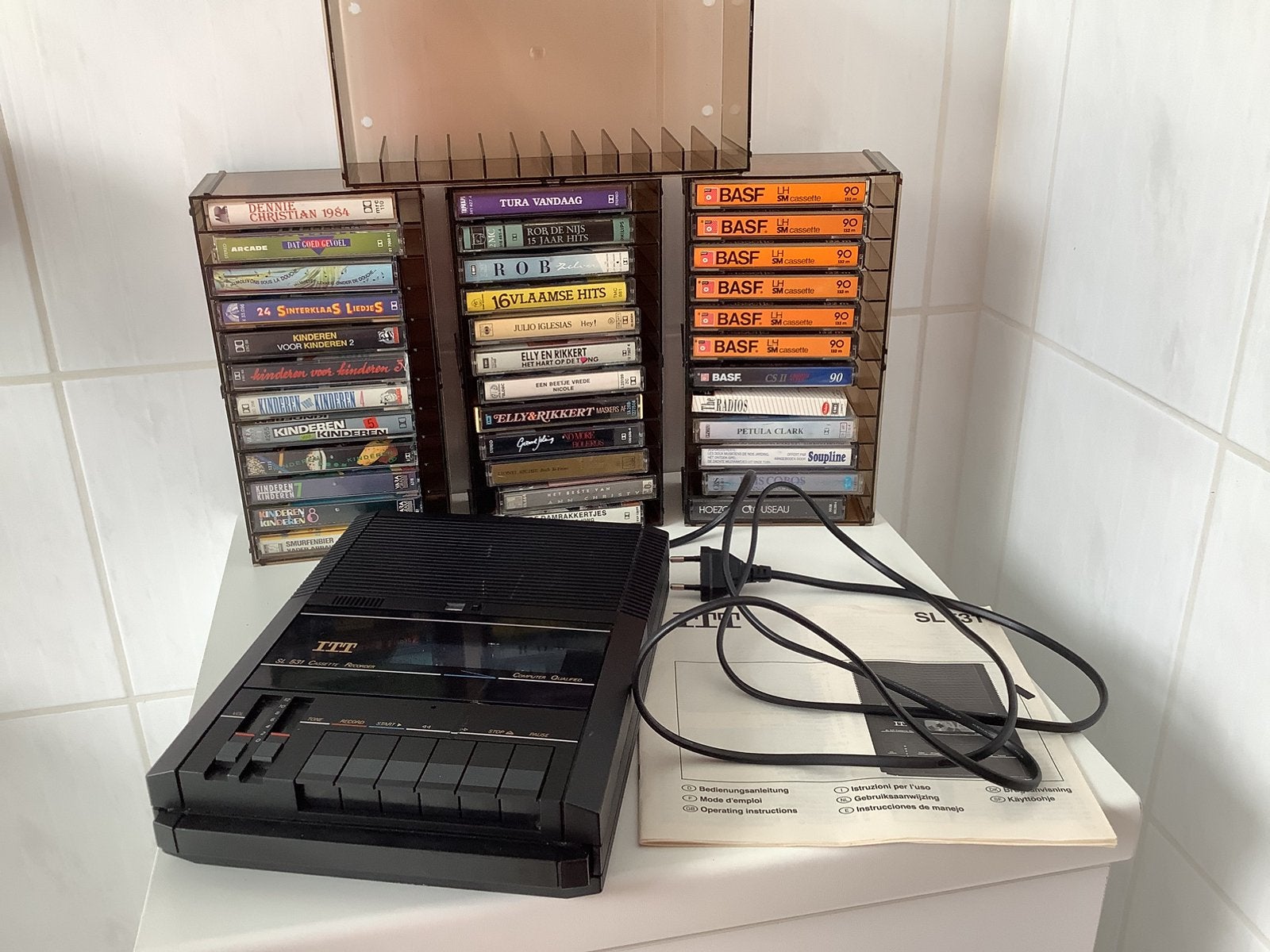 Casette recorder met hanleiding,30 casetten,4 bakjes enz., Ophalen of Verzenden