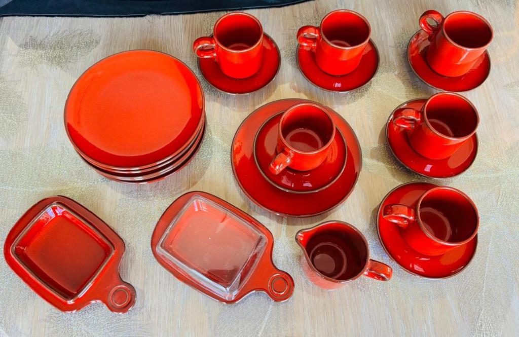 Service à café/thé vintage en faïence rouge, Maison & Meubles, Cuisine | Vaisselle, Enlèvement, Poterie