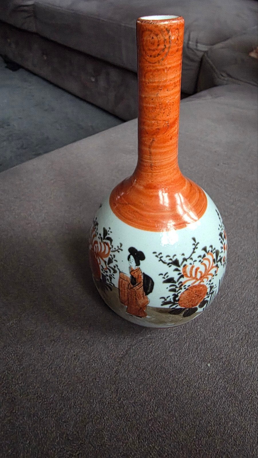 Japanese Kutani Hand Painted Porcelain Stick Form Neck Vase, Enlèvement