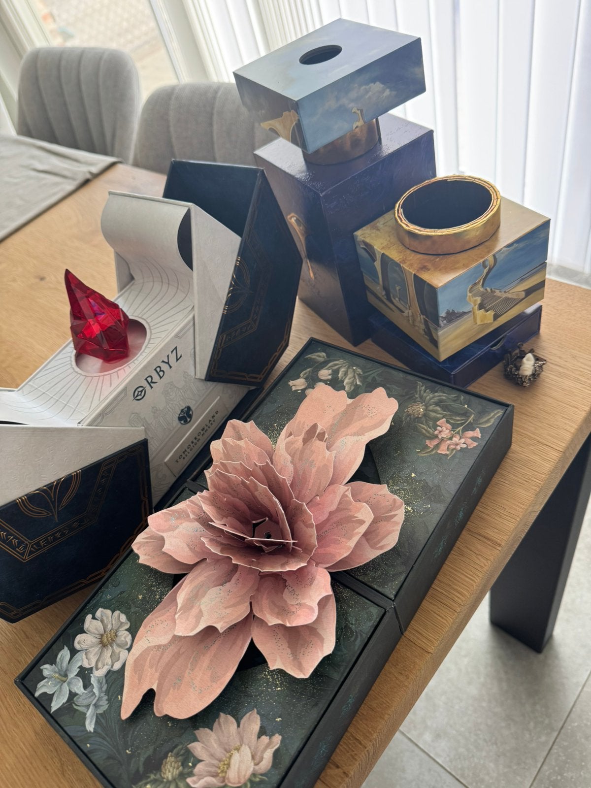 Tomorrowland treasure cases, Ophalen