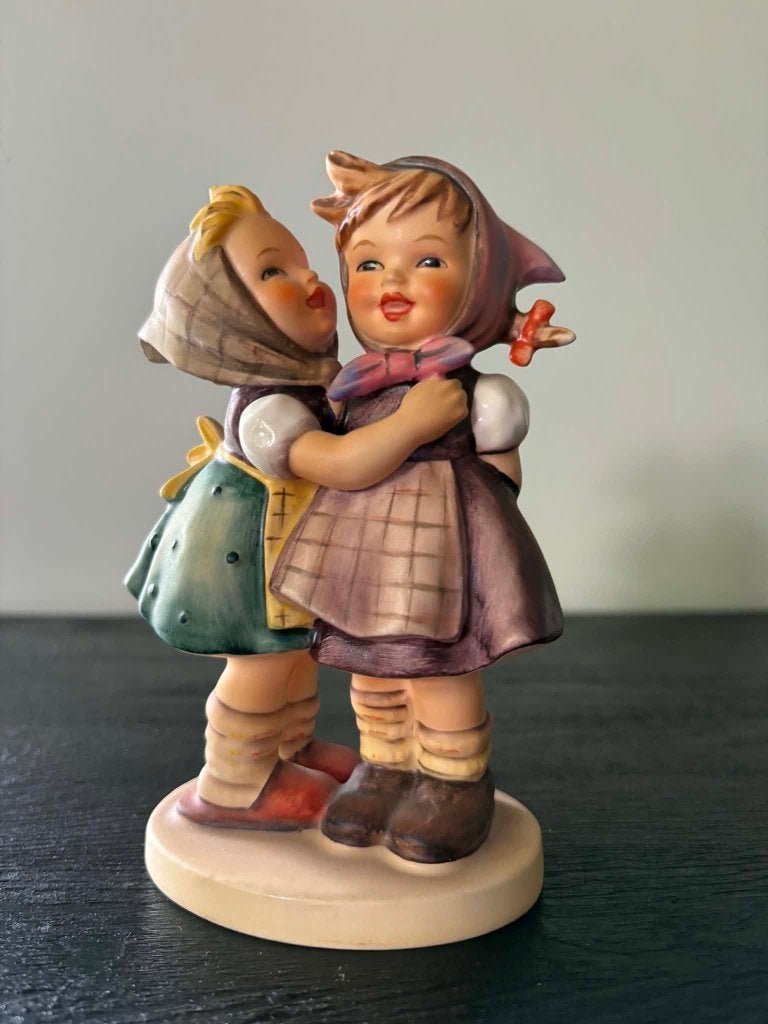 Hummel Goebel Telling her a secret, Ophalen of Verzenden, Zo goed als nieuw, Hummel