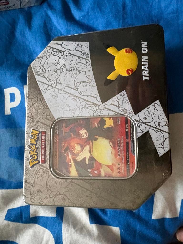Pokemon celebrations big tin charizard, Ophalen of Verzenden, Nieuw