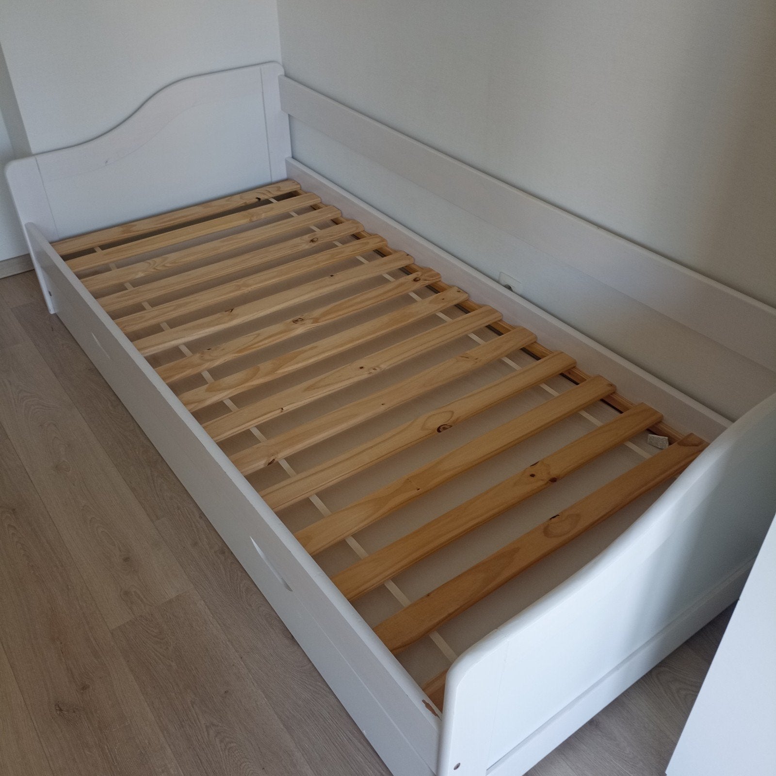 Eenpersoonsbed met uitschuifbaar onderbed, Ophalen