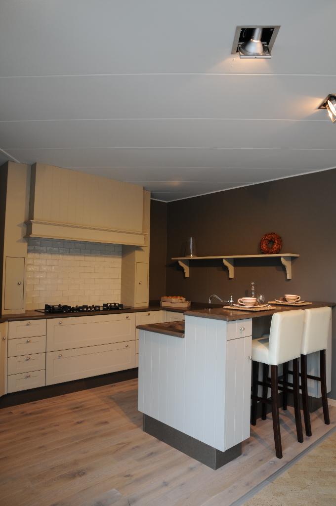 Landelijke toonzaal keuken, Huis en Inrichting, Keuken | Complete keukens, Ophalen, Nieuw, Composiet, U-keuken