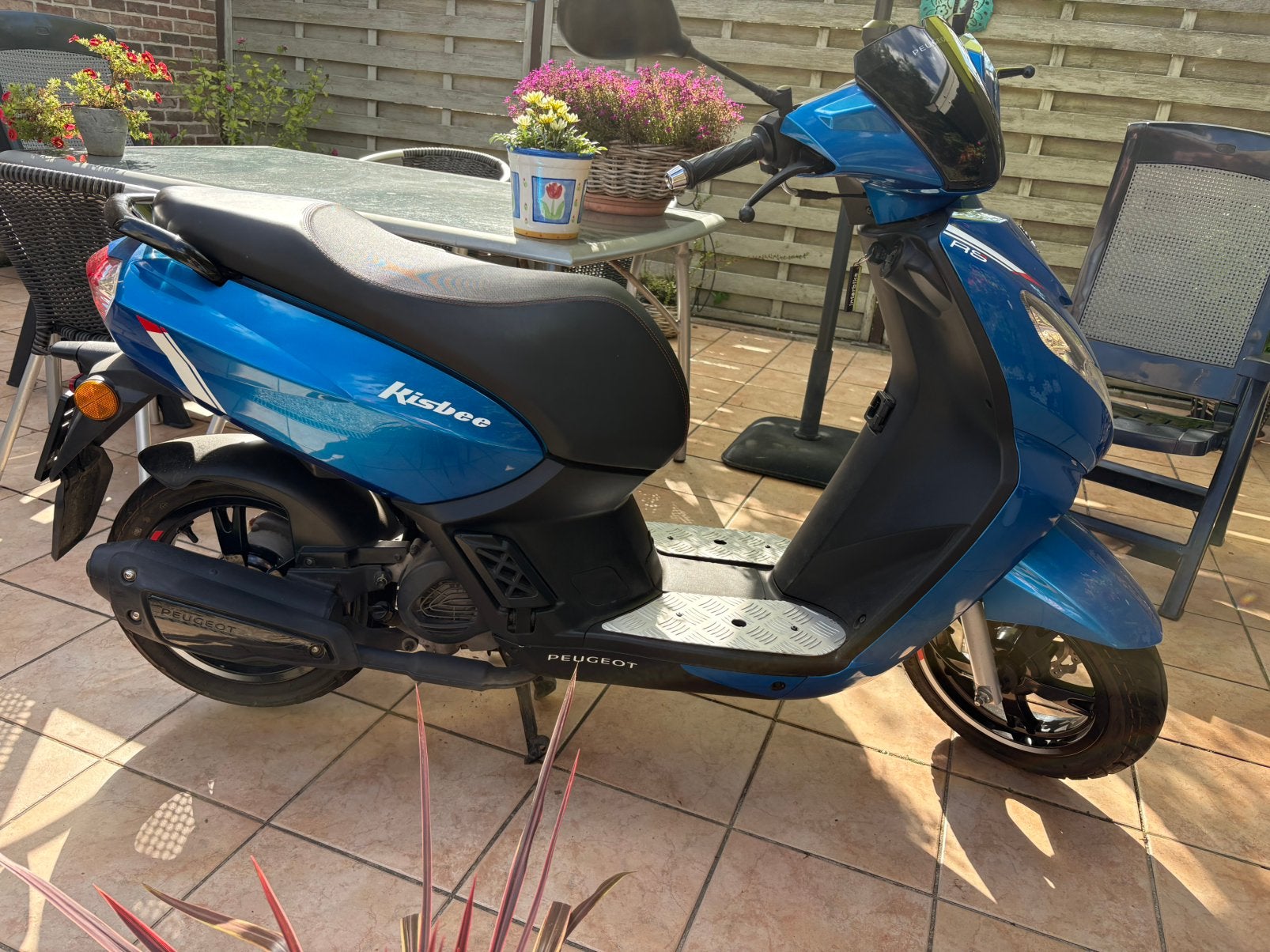 Scooter peugeot kisbee blauw klasse A, Fietsen en Brommers, Ophalen, Overige modellen, Klasse A (25 km/u), Zo goed als nieuw