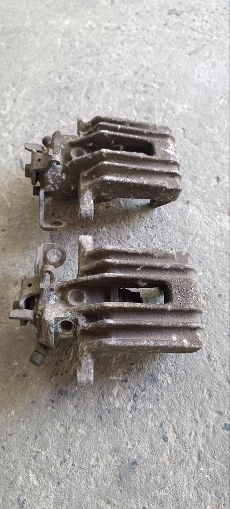 Pièce Golf 4 étrier de frein arrière + capot