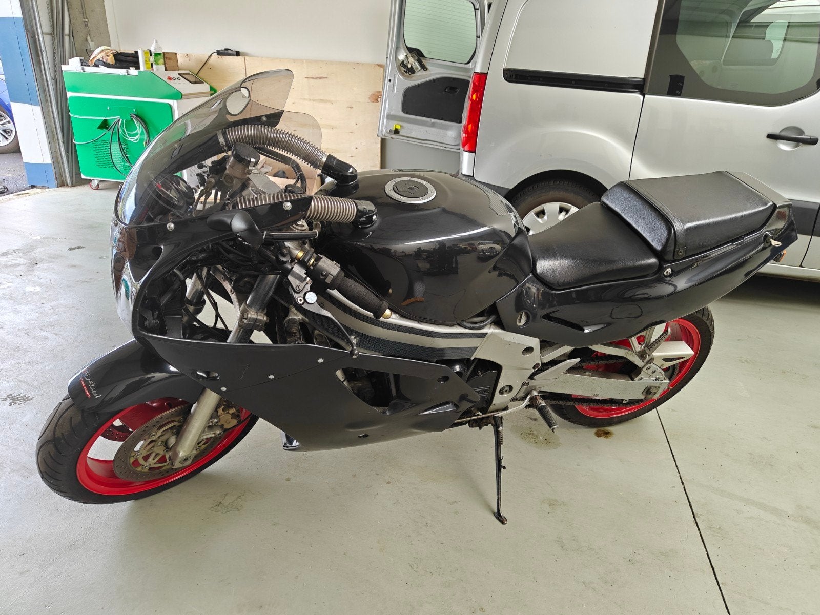Kawasaki zxr750.