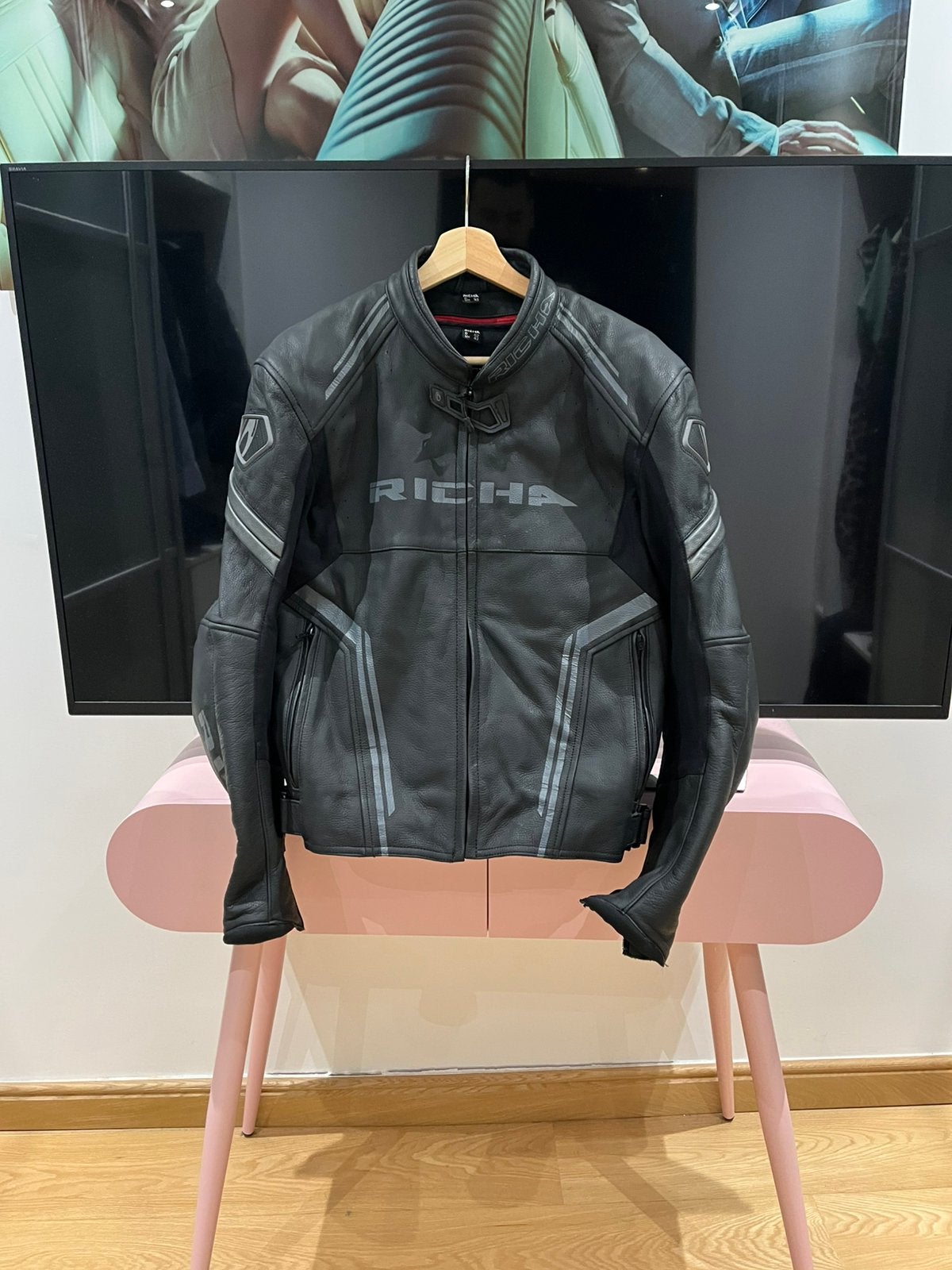 Richa lederen race jacket, Enlèvement