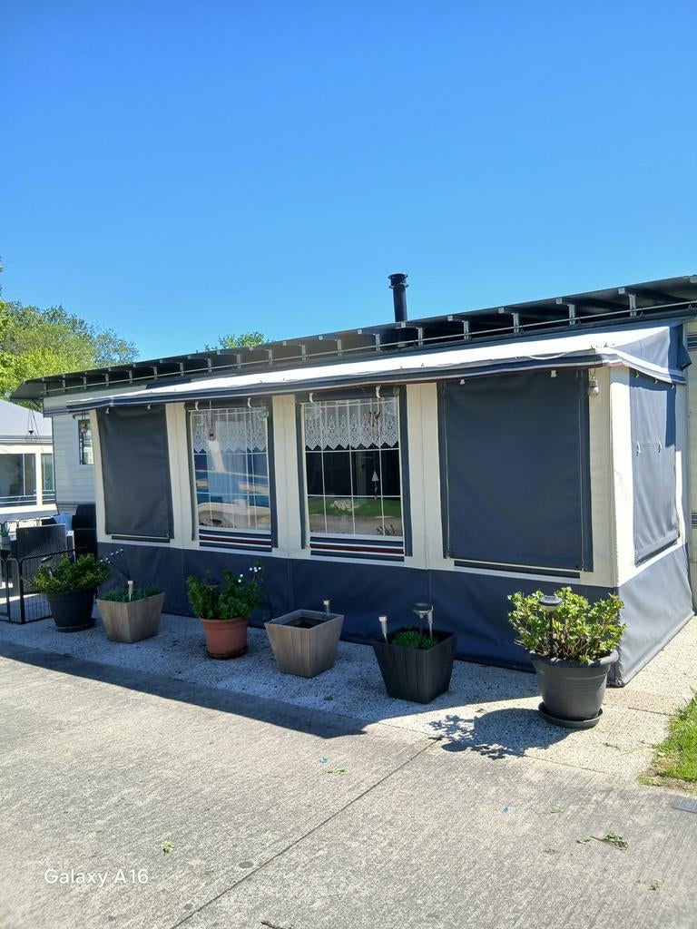 Mobil-home avec auvent et pavillon latéral